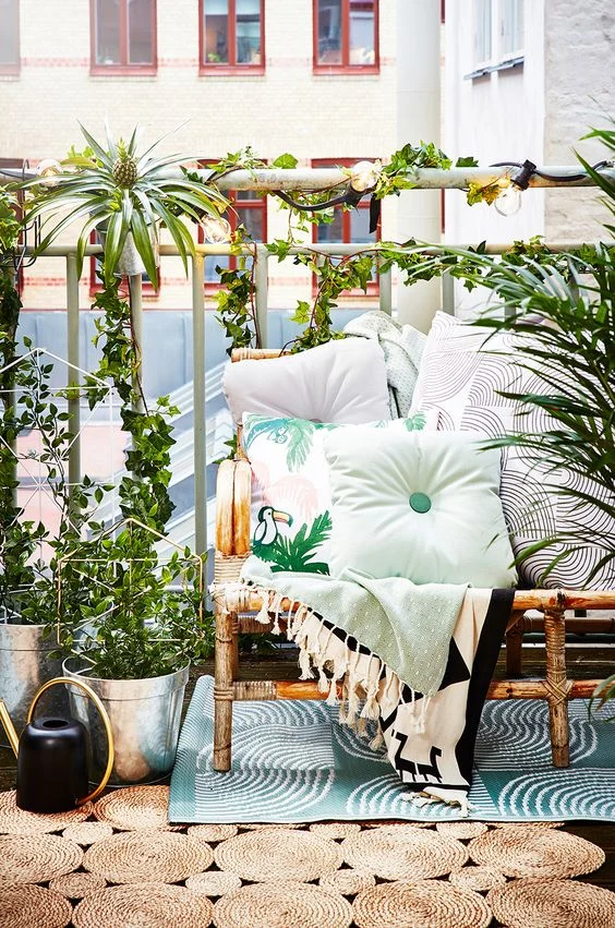 Balcony décor with woven outdoor rugs: Integrating Greenery