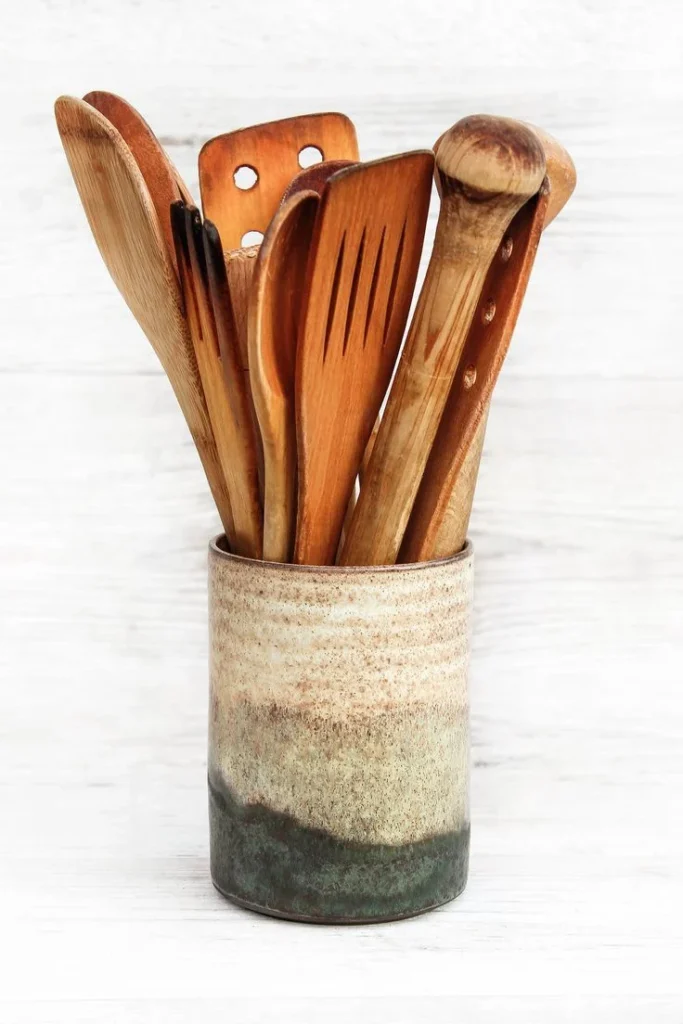 Choosing the right ceramic utensil holder for your style
