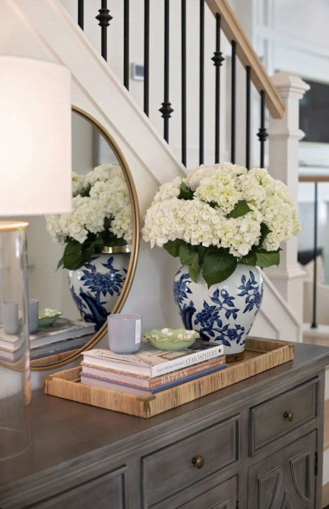 Entryway décor with neutral décor trays: A Foundation for First Impressions
