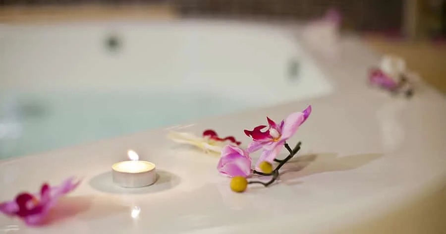 How Bath Bomb Ingredients Interact With Jacuzzi Systems