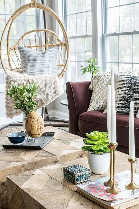 Integrating handmade décor with natural materials into the living room