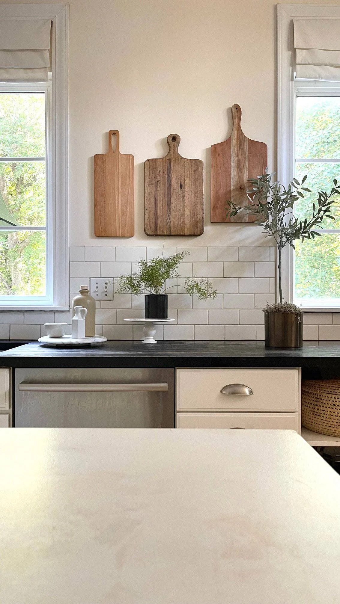 Integrating kitchen décor with wood cutting boards