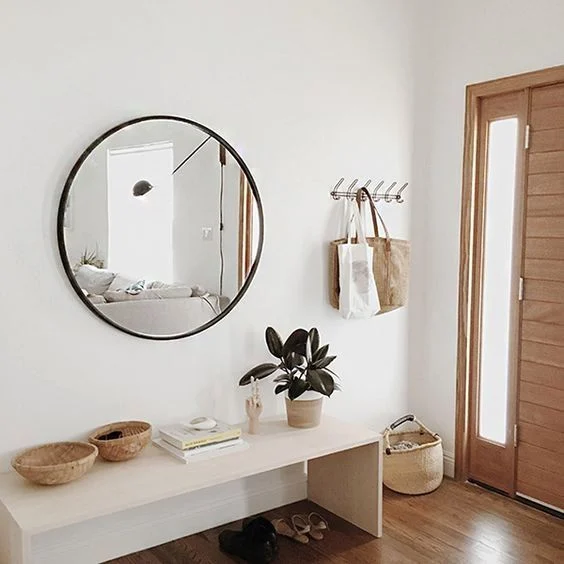 Integrating minimalist mirrors with other entryway elements