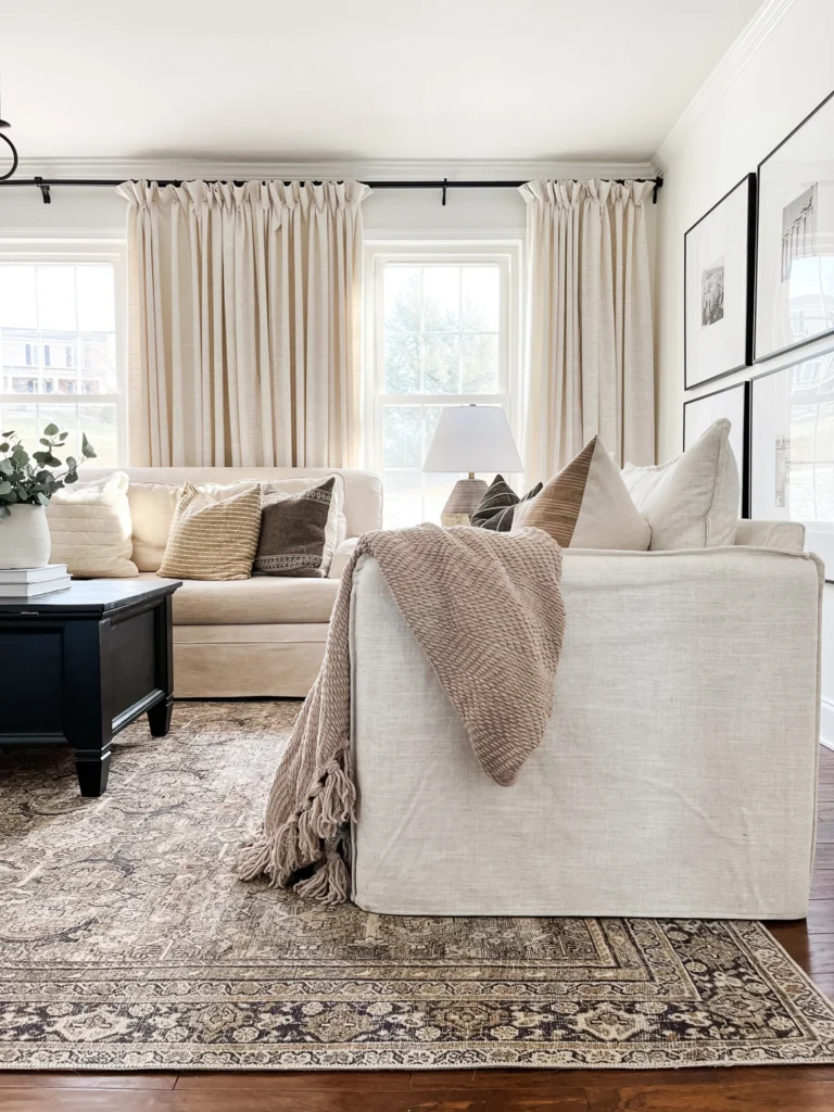 Living room décor with neutral curtains: Foundations of a Balanced Space