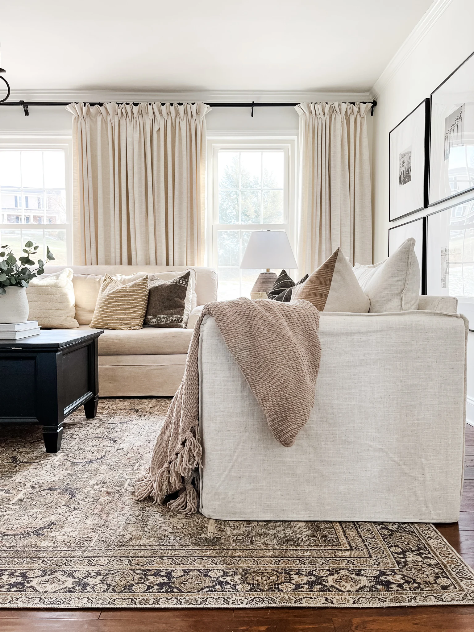 Living room décor with neutral curtains: Foundations of a Balanced Space