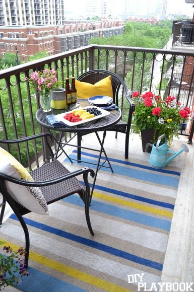 Material Matters: Best Rug Types for Balcony Décor with Simple Rugs