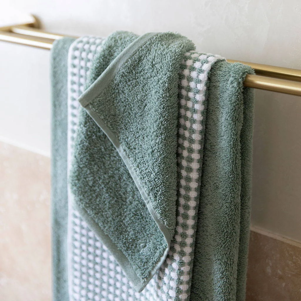 Pairing linen towels with other décor elements