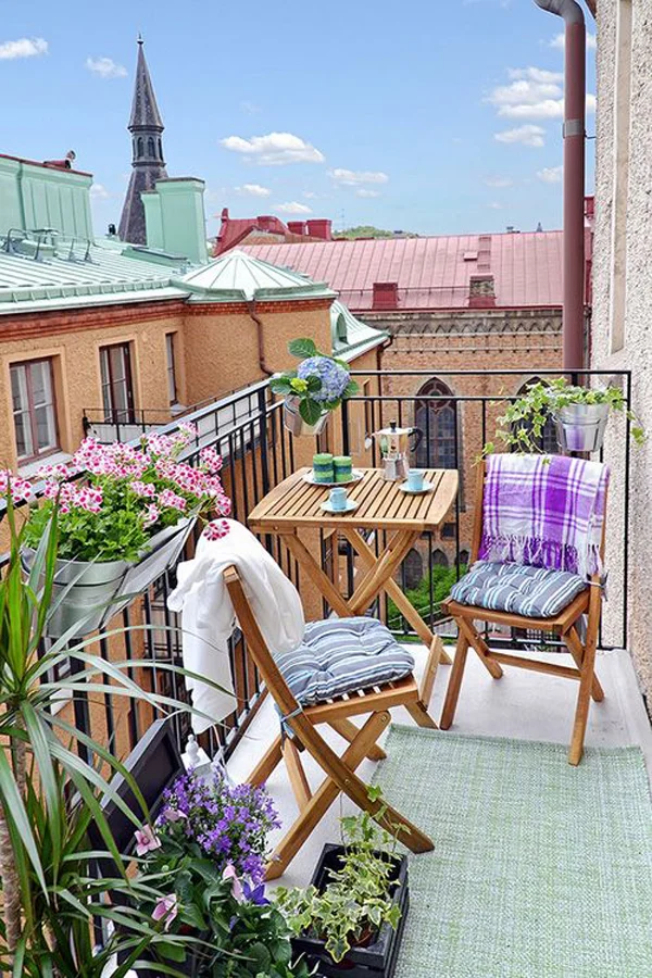 Seasonal Switches: Updating Your Balcony Look Year‑Round