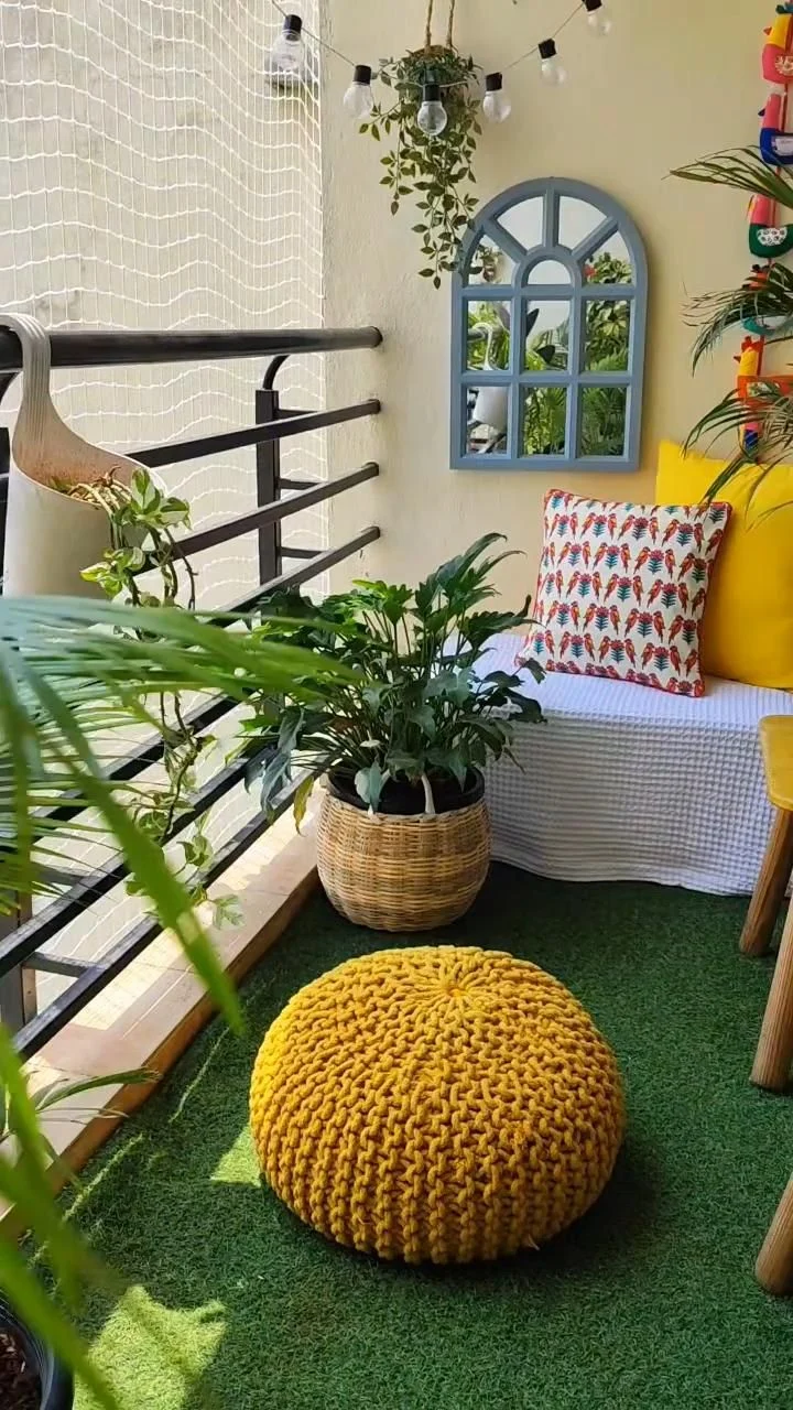 Transform Your Outdoor Oasis: balcony décor with hanging lanterns