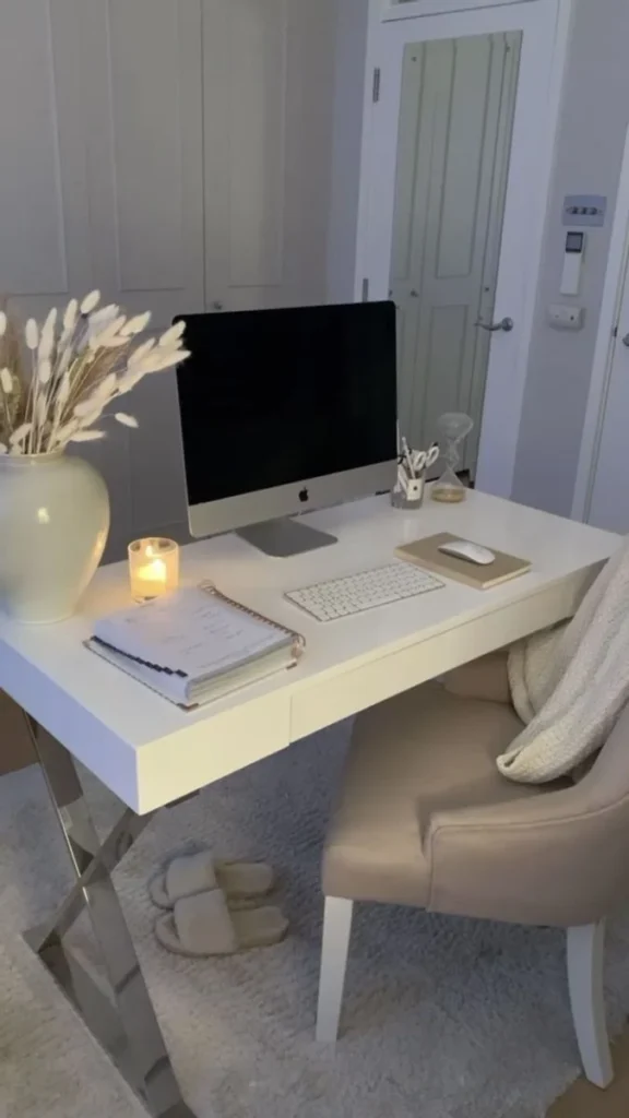 Understanding the Basics of How to Decorate a Desk at Home