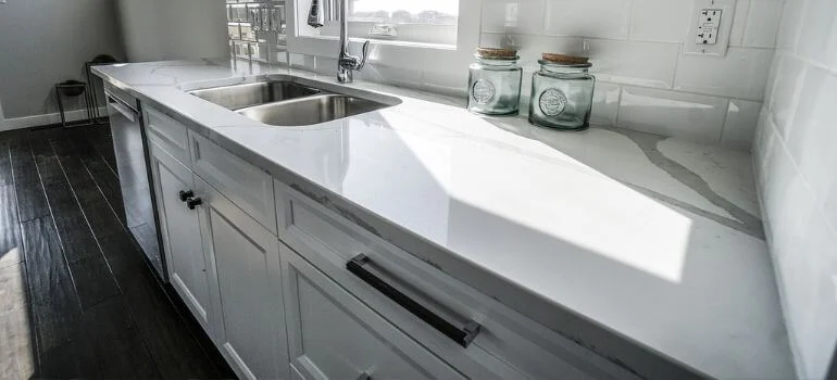 White Pearl vs Sea Pearl Quartzite A Dive into Elegance and Durability: Visual Characteristics