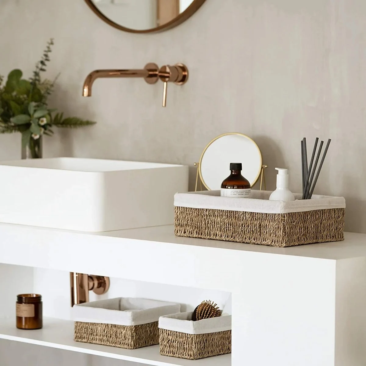 Why bathroom décor with woven décor baskets works so well