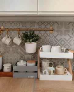 Why kitchen décor with ceramic mugs matters in modern interiors