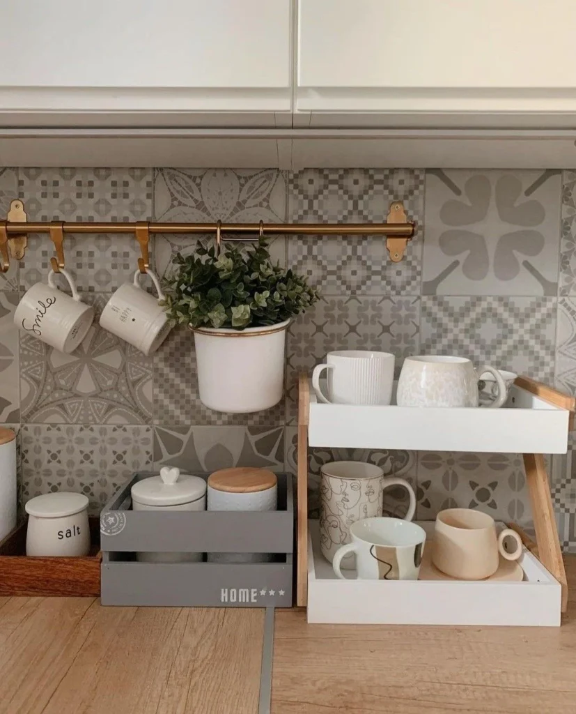 Why kitchen décor with ceramic mugs matters in modern interiors