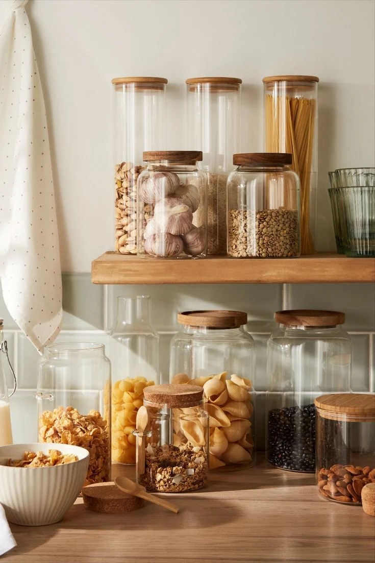 Why kitchen décor with glass jars is a timeless trend