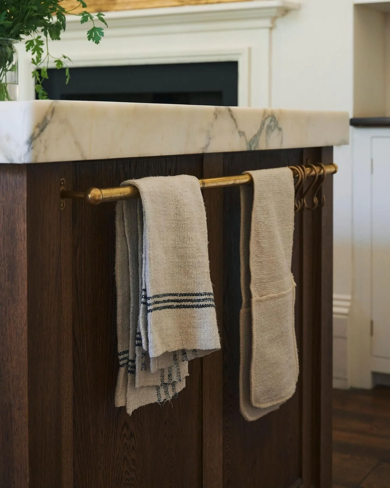 Why kitchen décor with linen towels works for modern homes