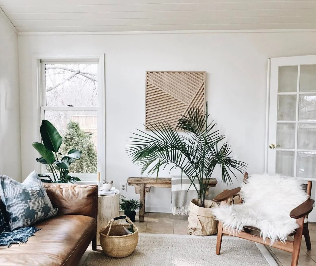 Why Living Room Décor with Neutral Artwork Is a Smart Choice