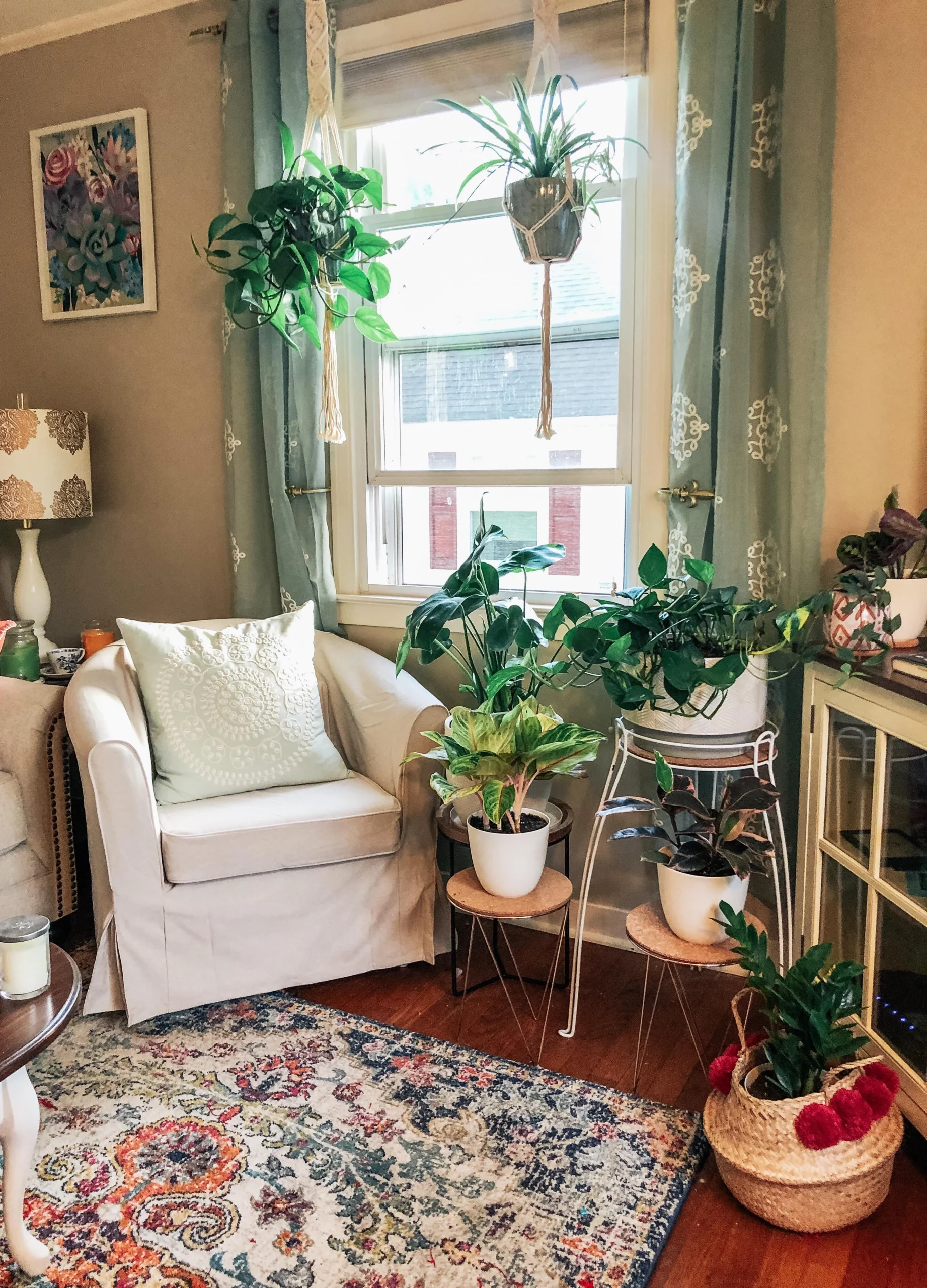 Why living room décor with small plant corners works
