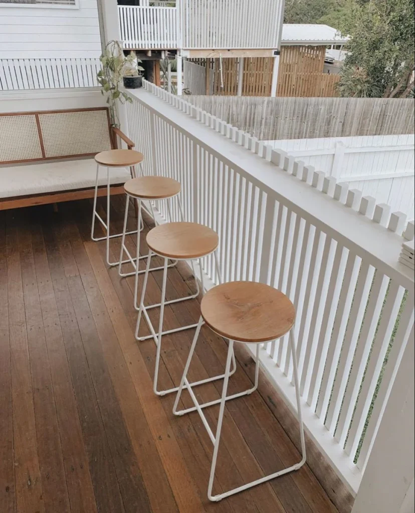 Balcony décor with woven stools: A versatile foundation