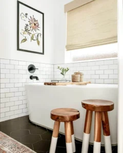 bathroom décor with wooden stools: why the trend works