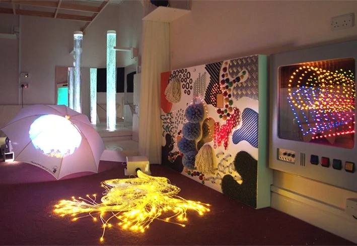 Scent and color agents: creating a multisensory environment
