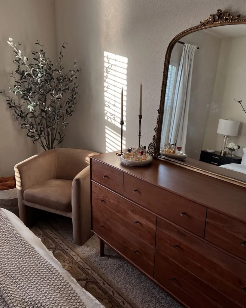 small bedroom dresser décor ideas: Smart Storage Solutions