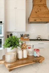Why kitchen décor with light wood trays works in modern homes