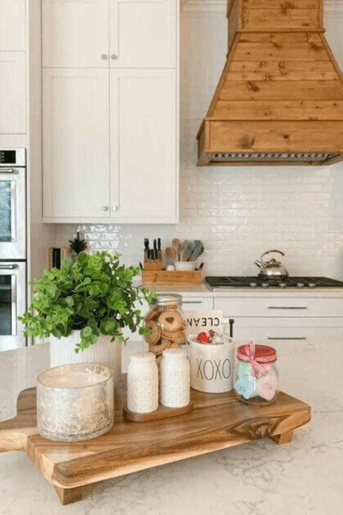 Why kitchen décor with light wood trays works in modern homes
